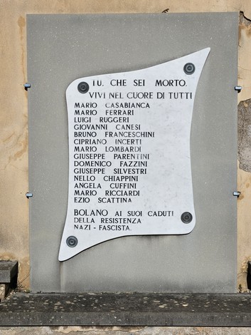 Lapide commemorativa dedicata ai caduti della Resistenza, con i nomi incisi in memoria dei martiri.