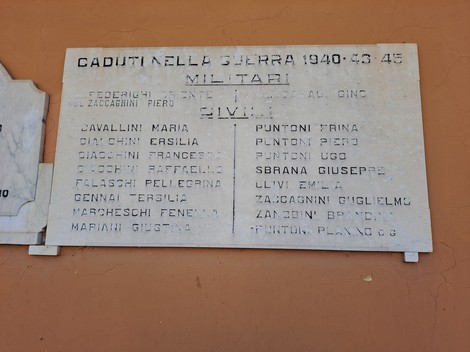 Lapidi commemorative ai caduti di Campo, con nomi di militari e civili in ricordo dei loro sacrifici.