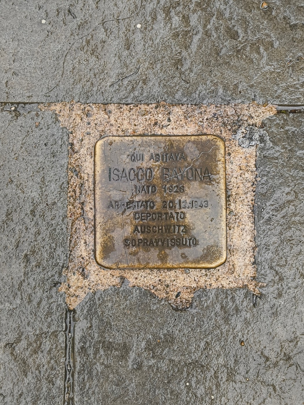 Pietra d'inciampo dedicata a Isaaco Bayona, deportato ad Auschwitz e sopravvissuto, commemorazione della memoria.