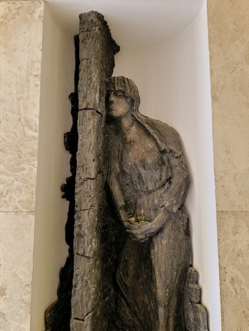 Scultura commemorativa al "Sacrario dei Martiri di Marzabotto", simbolo di memoria e riflessione sui martiri.