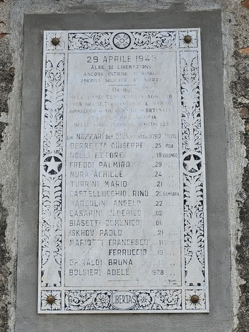 Lapide commemorativa dedicata ai Martiri di Cavezzo, con nomi e date di caduta in guerra.