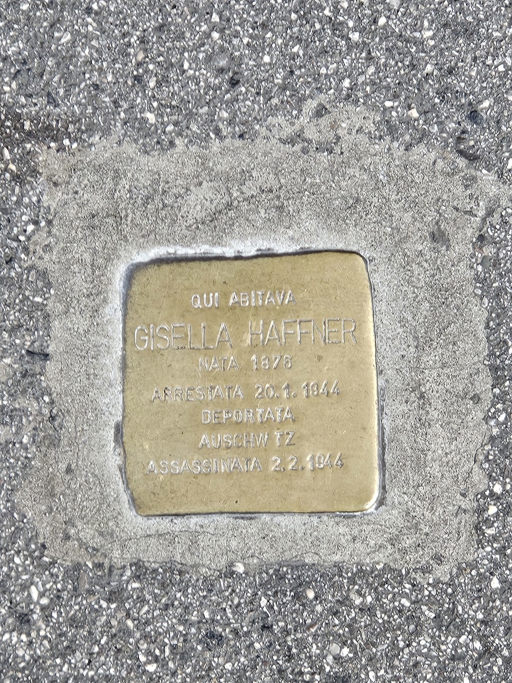 Pietra d'inciampo dedicata a Gisella Haffner, con dettagli sulla sua vita e persecuzione.