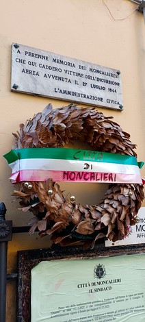 Lapide commemorativa e corona di alloro dedicata alle vittime del bombardamento del 27 luglio 1944 a Moncalieri.