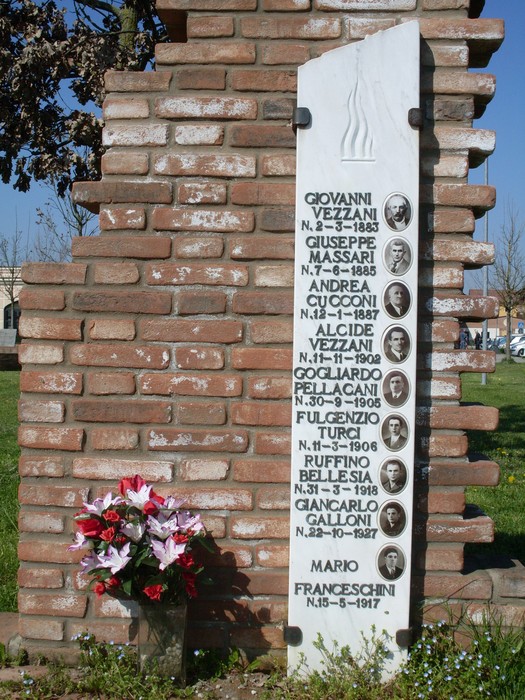 Monumento che ricorda le vittime dell'eccidio di Canolo, con nomi e date incisi su una stele commemorativa.
