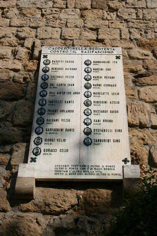 Lapide commemorativa dedicata ai caduti della Resistenza contro il nazifascismo, su fondo di pietra.