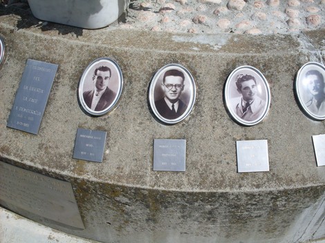Monumento alla Pace e alla Libertà con fotografie e targhe commemorative di persone onorate.