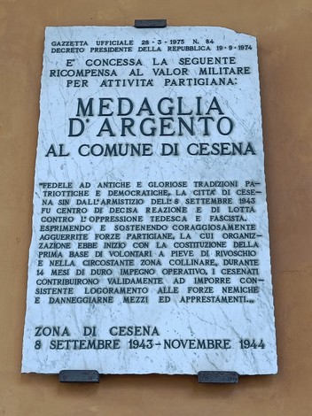 Lapide commemorativa dedicata alla Medaglia d'Argento al Valor Militare a Cesena, con un chiaro richiamo alla storia locale.