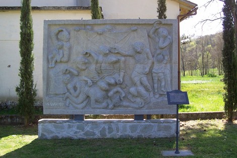 Monumento in rilievo dedicato ai caduti di Tugliano, con scene di ricordo e commemorazione storica.