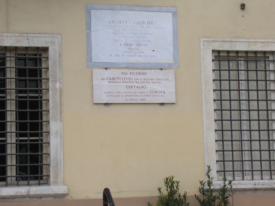 Lapide commemorativa dedicata ai caduti partigiani, a testimonianza della Resistenza italiana.