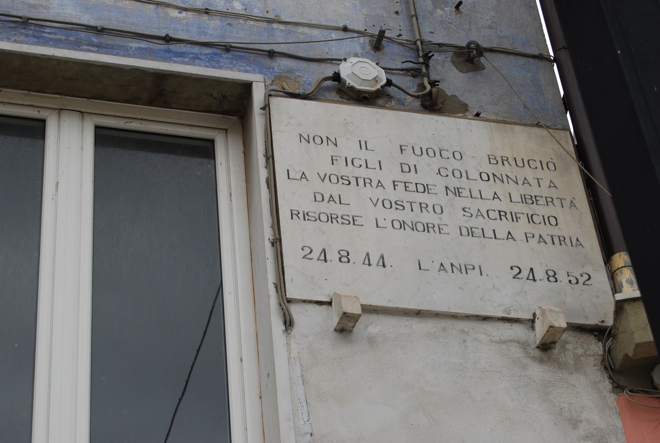 Lapide commemorativa dedicata alle vittime dell'incendio di Colonnata del 1944.