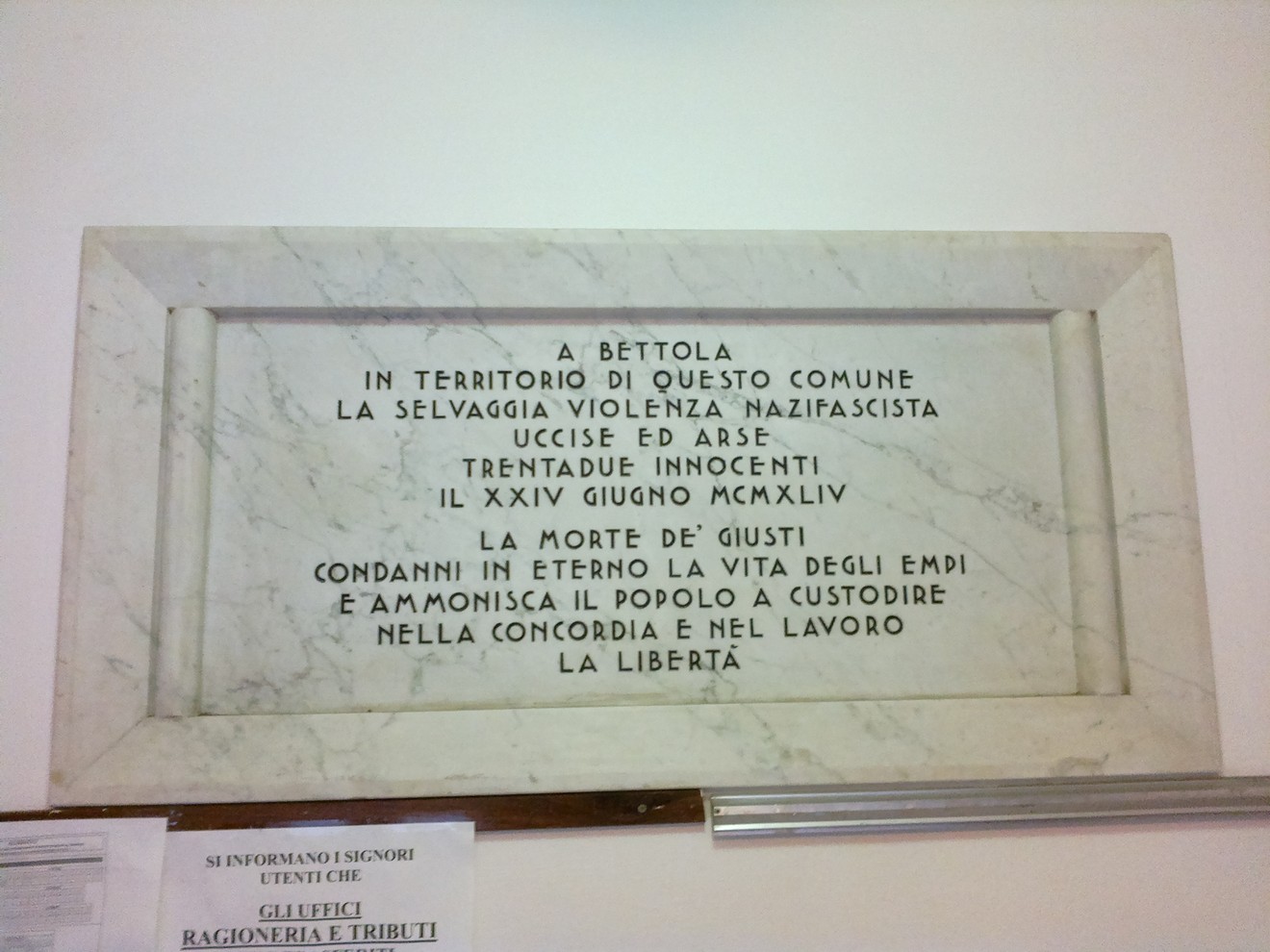 Lapide commemorativa ai Martiri della Bettola, onore ai caduti per la libertà e la giustizia.