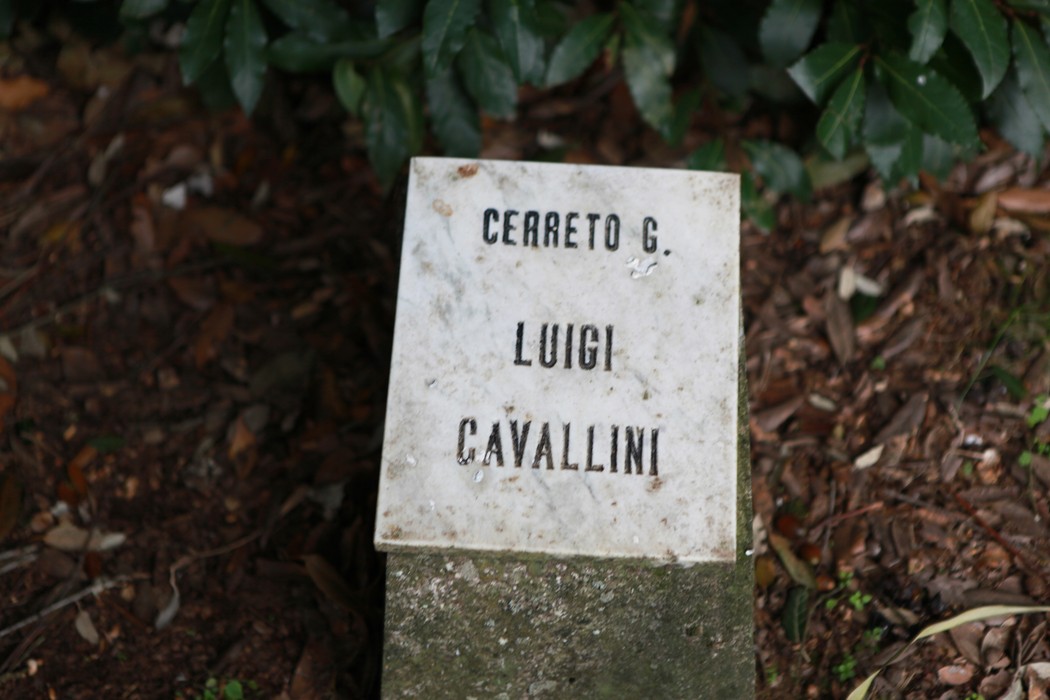 Pietra commemorativa nel Giardino della meditazione, circondata da verde e tranquillità.