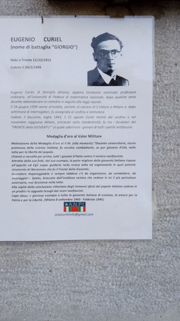 Lapide commemorativa dedicata a Eugenio Curiel, con informazioni sulla sua vita e il suo contributo.