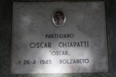 Lastra di marmo commemorativa con il nome di Oscar Chiapatti, partigiano morto nel 1945 a Bolzaneto.