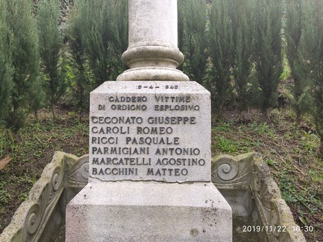 Cippo commemorativo per le vittime di esplosione a Ceconato e altri, con nomi di caduti incisi.