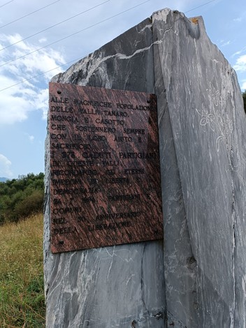 Monumento dedicato ai partigiani delle Valli Tanaro, Mongia e Casotto, in memoria del loro coraggio e sacrificio.
