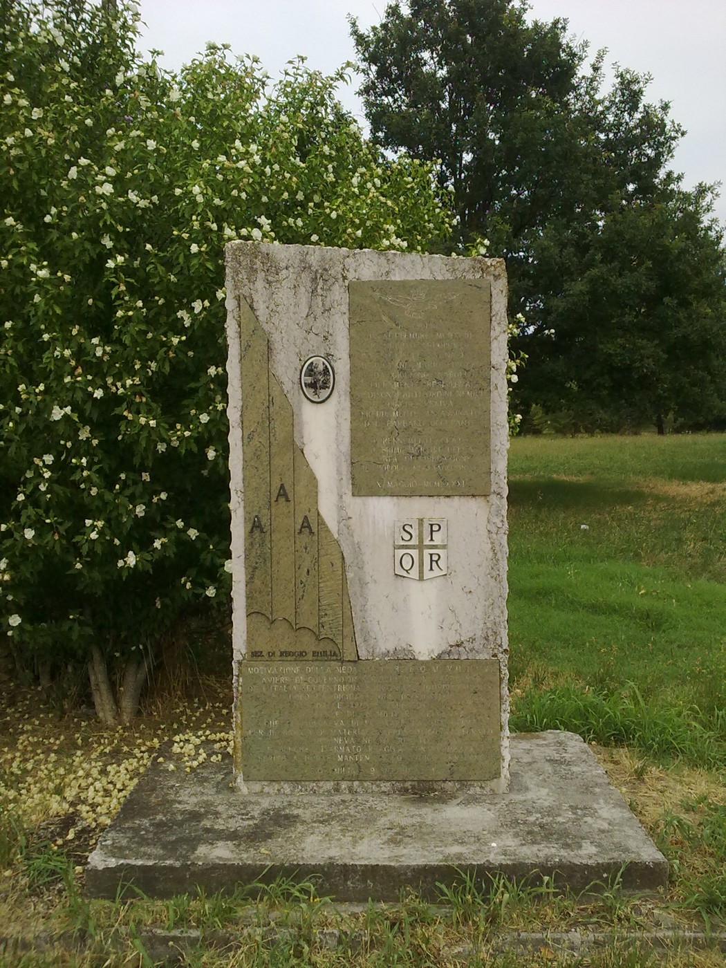 Monumento a Pirozzi, un memoriale in pietra con dettagli architettonici e storici, immerso nella natura circostante.
