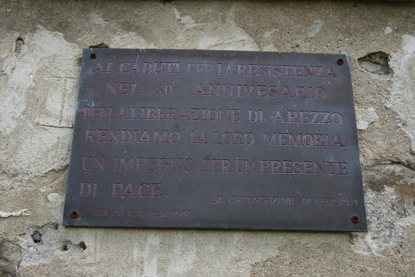 Lapide commemorativa per il 40° anniversario della Liberazione di Arezzo, dedicata ai caduti della Resistenza.