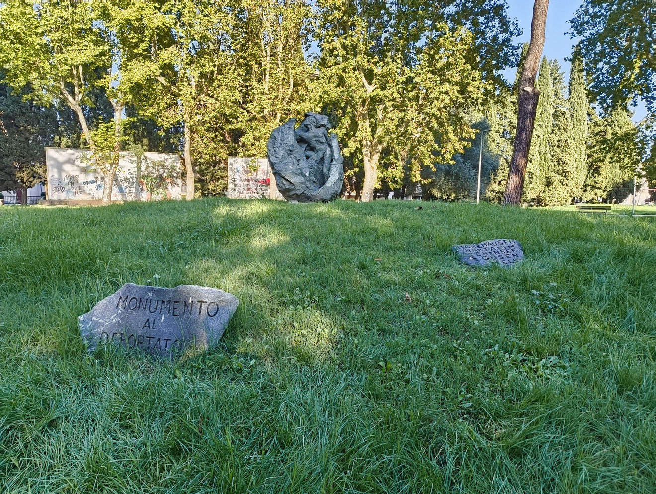 Monumento al deportato: un'opera commemorativa immersa nel verde, simbolo di memoria e resilienza.