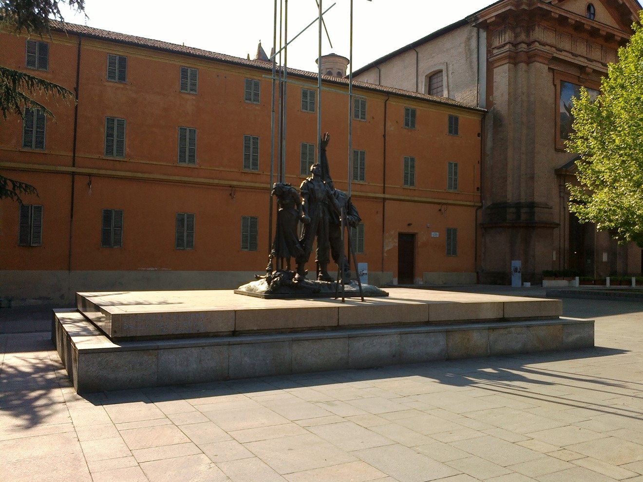 Monumento alla Resistenza, simbolo di lotta e libertà, situato in un'area urbana. La scultura celebra il coraggio.