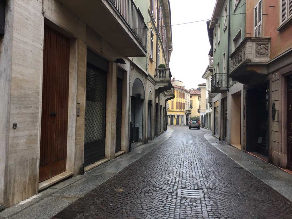 La fotografia mostra una via di Botto con una pietra d'inciampo, simbolo della memoria storica.