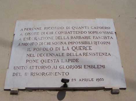 Lapide commemorativa che ricorda i caduti della Resistenza e del risorgimento nella località di La Querce.