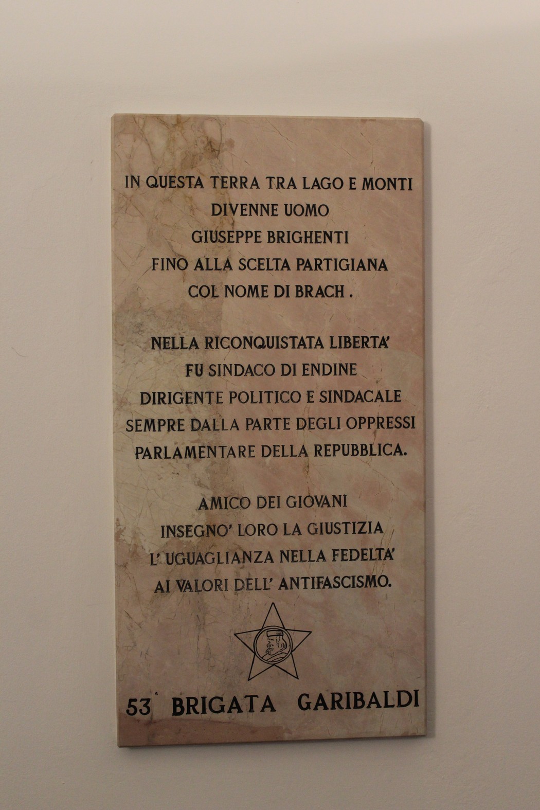 Lapide commemorativa a Giuseppina Brighenti, dedicata al suo impegno nella resistenza e nella giustizia sociale.
