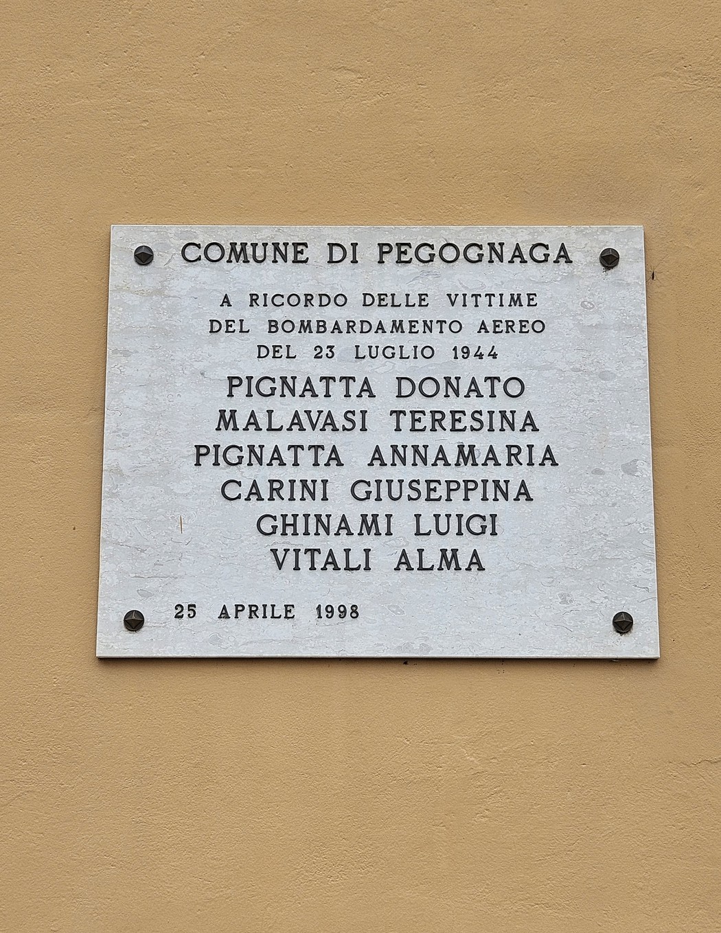 Lapide commemorativa per le vittime del bombardamento del 23 luglio 1944 a Pegognaga.