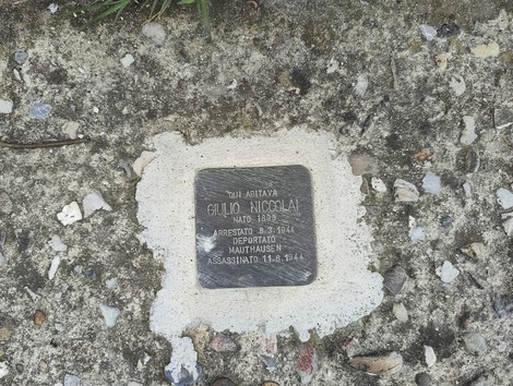 Pietra d'inciampo dedicata a Giulio Niccolai, arrestato e assassinato durante la Seconda Guerra Mondiale.