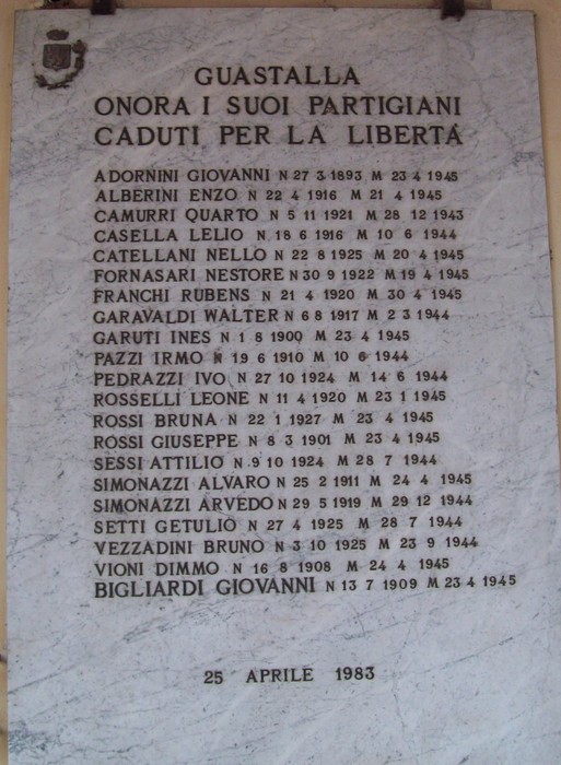 Lapide in memoria dei partigiani caduti per la libertà a Guastalla, inaugurata il 25 aprile 1983.