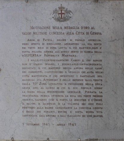 Lapide commemorativa che celebra la medaglia d'oro per il valore militare a Genova.