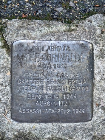 Pietra d'inciampo dedicata a Rice Corinaldi, con dettagli sulla sua vita e deportazione.