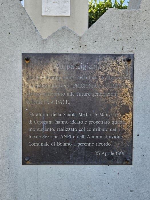 Monumento alla Resistenza con dedica ai partigiani, situato a Bolano, simbolo di libertà e pace.
