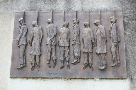 Scultura commemorativa che rappresenta figure umane appese, in memoria dell'eccidio di Pratomaggiore.