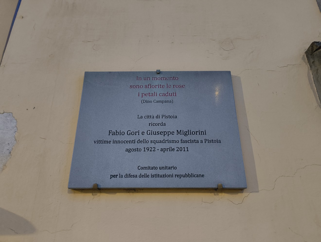 Lapide commemorativa dedicata a Fabio Gori e Giuseppe Migliorini, vittime del fascismo a Pistoia.