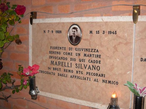 Lapide commemorativa di Silvano Marelli, decorata con fiori, in onore della sua memoria e del suo sacrificio.
