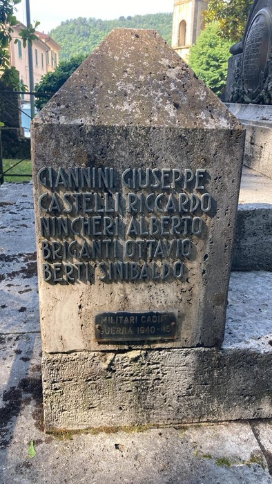 Monumento ai caduti di Piteccio, dedicato ai militari Caduti in guerra, con incisioni su pietra.