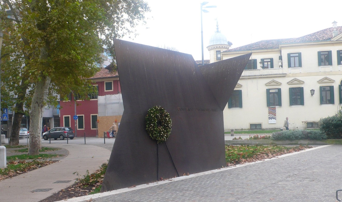 Monumento alla Resistenza, struttura moderna con un'atmosfera di commemorazione e un omaggio floreale.