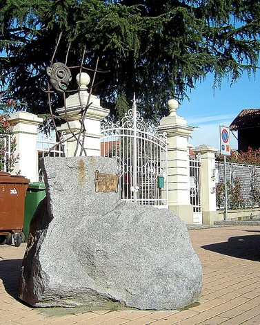 Monumento dedicato ai caduti nei campi di sterminio, simbolo di memoria e riflessione storica.