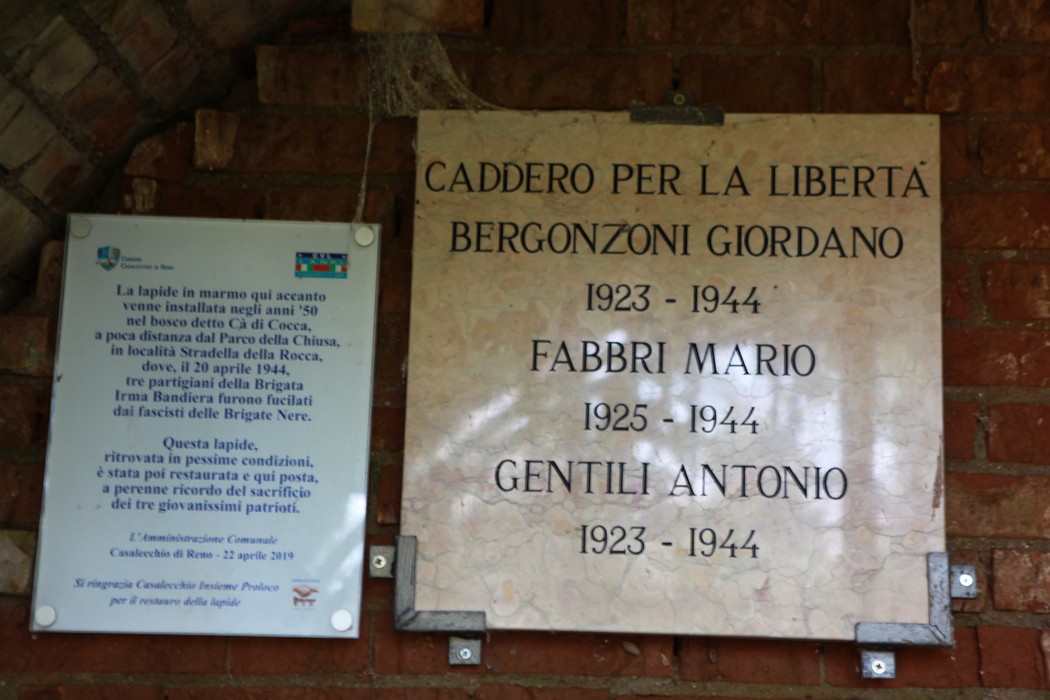 Lapide commemorativa in onore di Bergonzoni, Fabbri e Gentili, caduti per la libertà, presso un edificio storico.