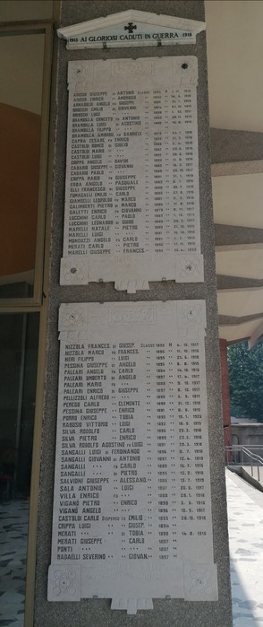 Targa commemorativa per i caduti di guerra, con elenco dei nomi in memoria dei soldati.
