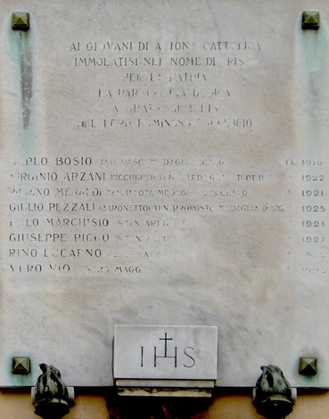 Lapide commemorativa dedicata ai caduti dell'Azione Cattolica, con nomi e date incisi.