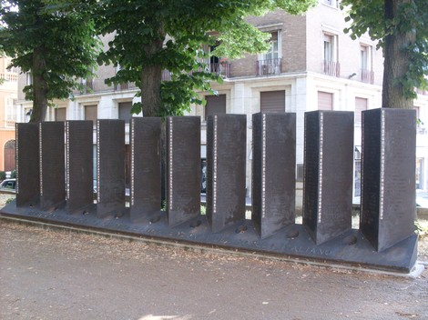 Monumento commemorativo dedicato ai caduti per la libertà, con lastre di metallo incise.