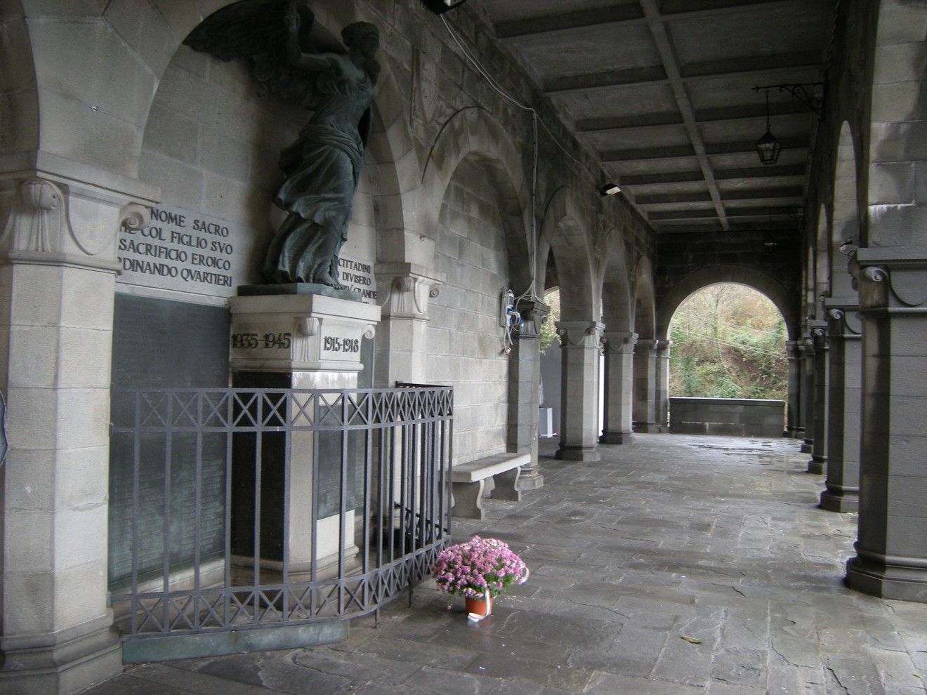 Monumento ai caduti di Bagnone, dedicato ai sacrifici per la patria, con statua e commemorazione in uno spazio evocativo.