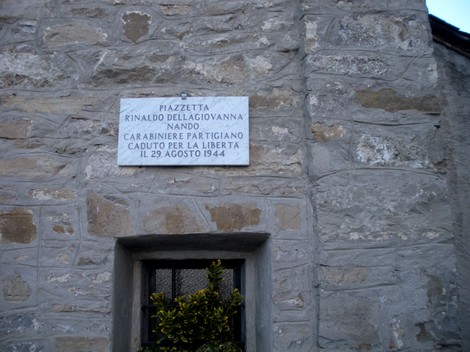 Lapide commemorativa dedicata a Rinaldo Dellagiovanna, partigiano caduto per la libertà il 29 agosto 1944.