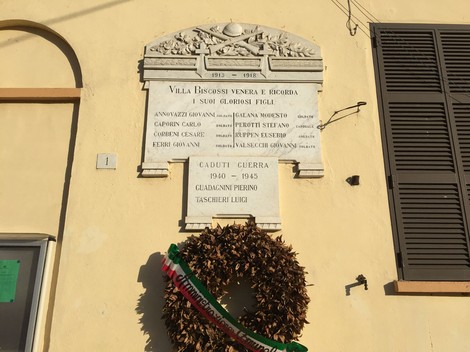 Lapide commemorativa ai caduti di Villa Biscossi, in ricordo dei soldati della Prima e Seconda guerra mondiale.