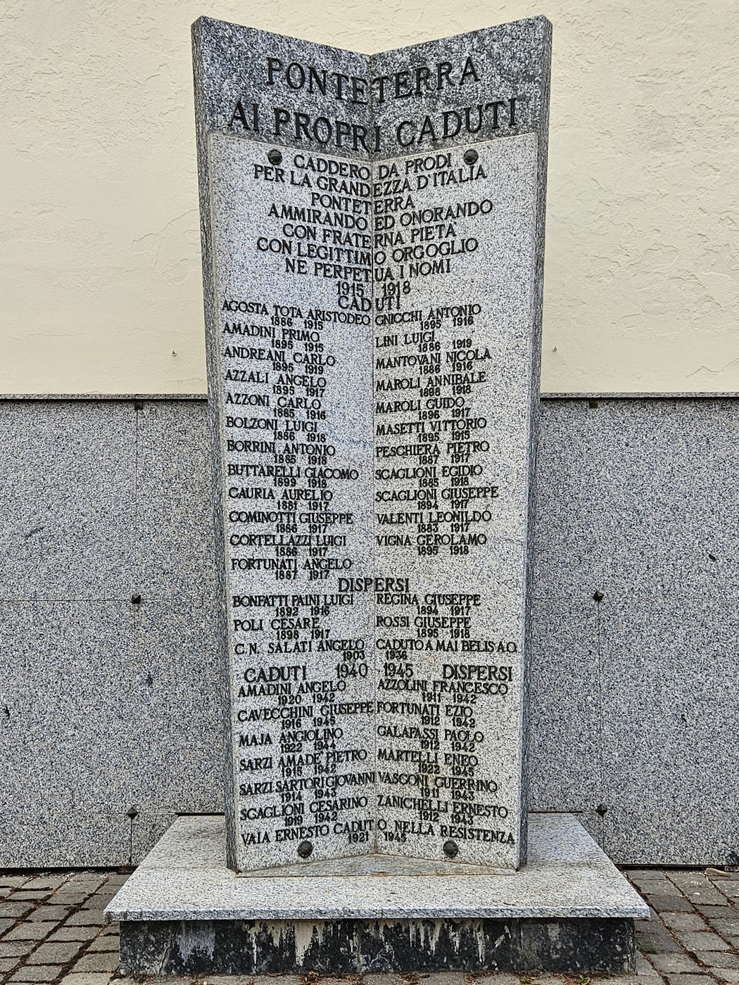Monumento ai Caduti di Ponteterra, dedicato ai soldati e ai dispersi, con iscrizioni commemorative su granito.