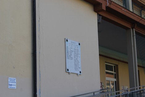 Lapide commemorativa dedicata ai caduti dell'istituto Don Bosco, situata su una parete esterna.