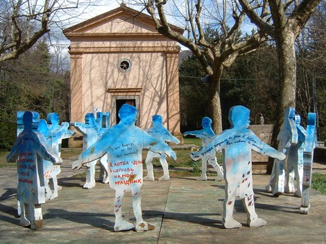 Monumento in piazza di Sant'Anna con figure stilizzate blu, simbolo di memoria e riflessione.