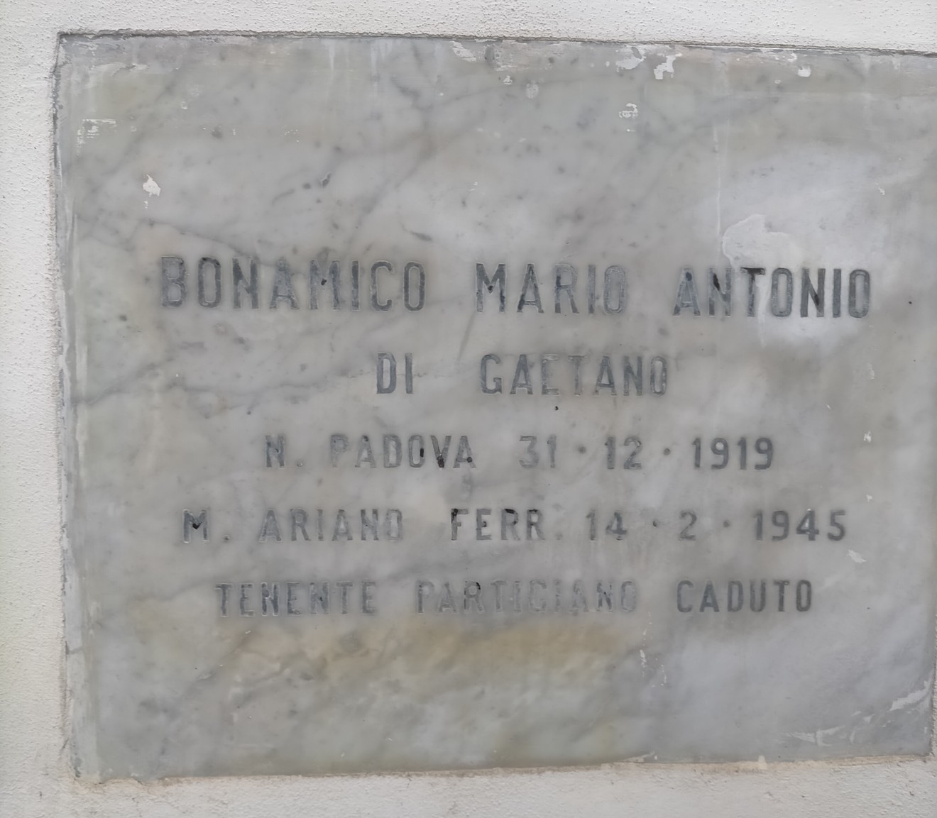 Lapide commemorativa di Bonamico Mario Antonio, partigiano caduto, con indicazioni su data e luogo di nascita.